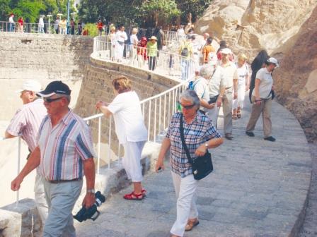 سياح أجانب خلال زيارتهم لصهاريج عدن